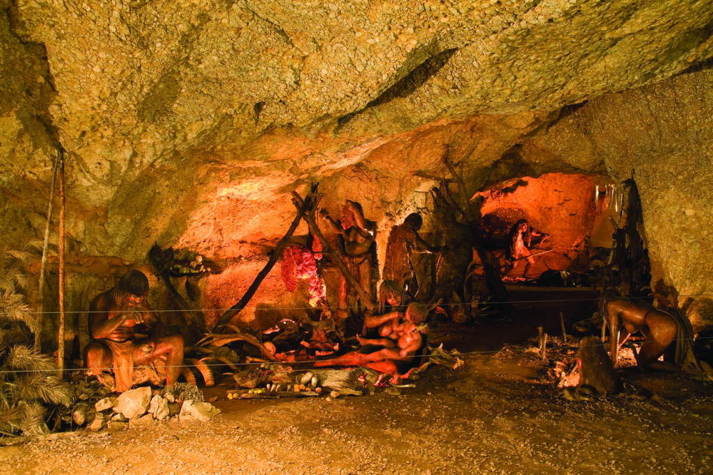 Recreación prehistórica en la Cova de l'Espluga. Agència Catalana de Turisme / Miguel Raurich