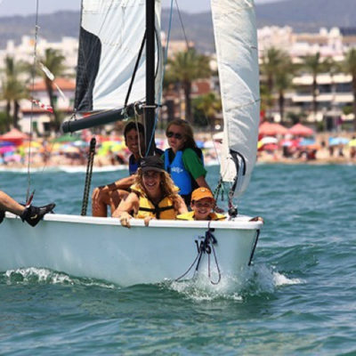 Passeig en veler a l’estació nàutica de Vilanova i la Geltrú.