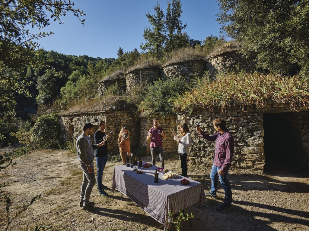 Grup fent un tast de vins a peu de tines de la vall del Flequer / Marc Castellet