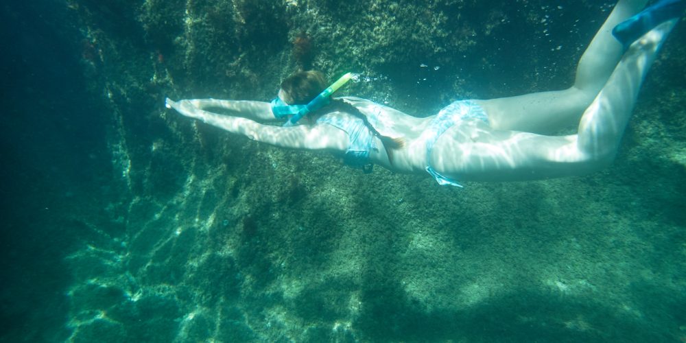 La Jana fent snorkel a la Cala Foradada
